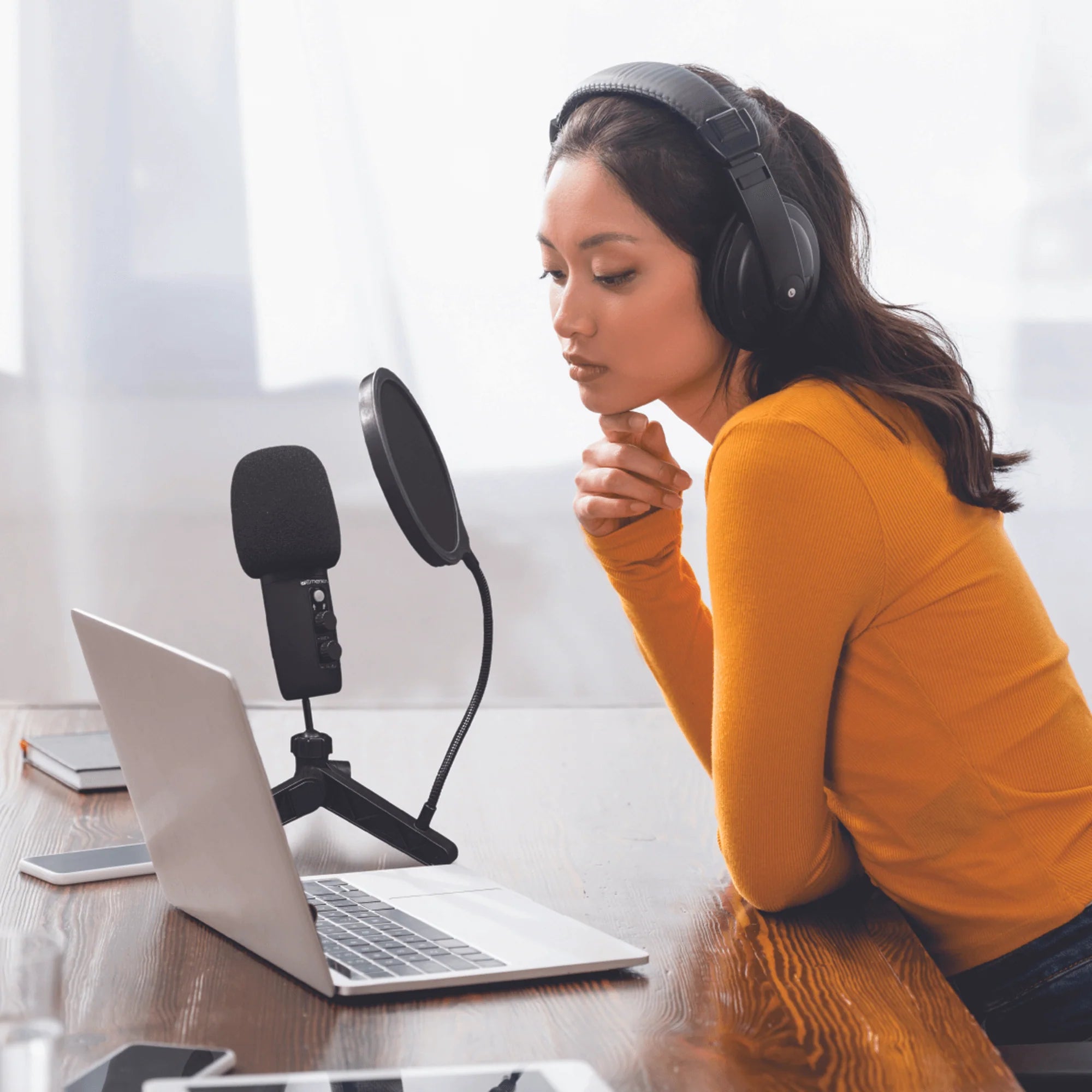 Emerson USB Gaming and Streaming Condenser Microphone with LED Lighting